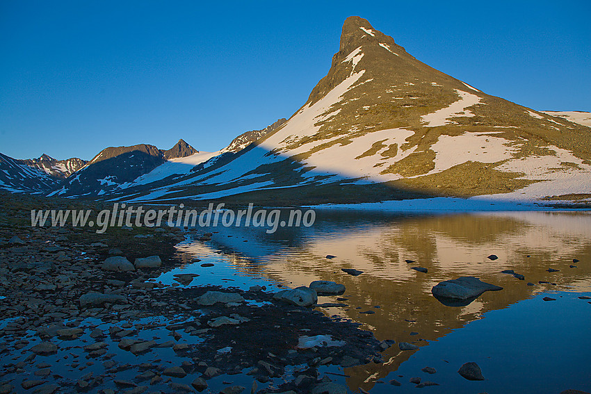 I Kyrkjeglupen kort tid før solnedgang. Kyrkja (2032 moh) til høyre, med Semelholstinden (2147 moh) bak i midten.