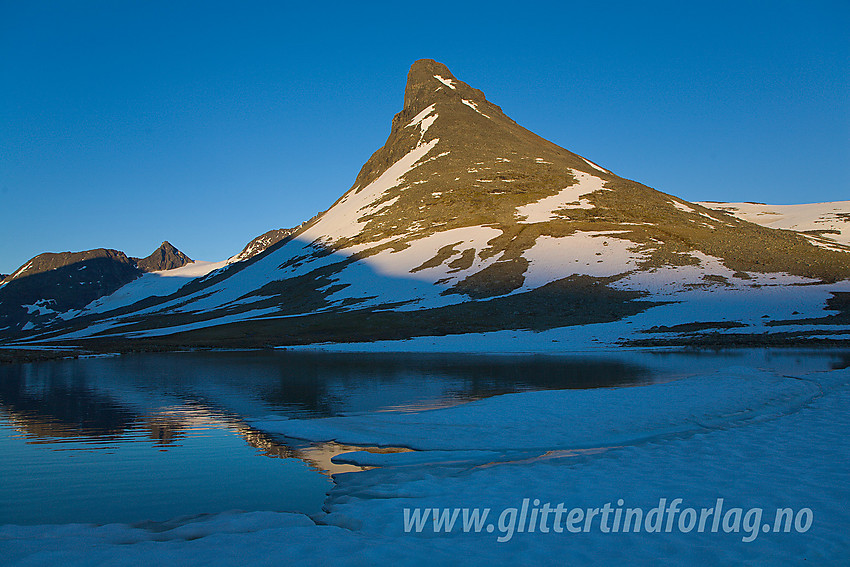 Kyrkja (2032 moh) litt før solnedgang. Semelholstindane i bakgrunnen.