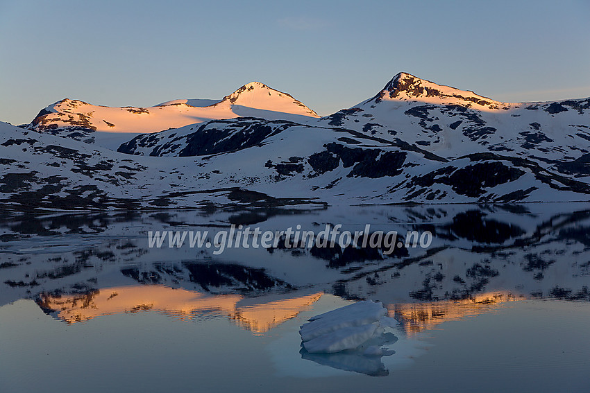 Ved nordbredden av Leirvatnet til solnedgang mot Høgvagltindane med Midtre (2066 moh) som den høyeste sentralt i bildet.