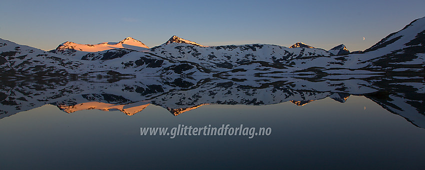 Ved nordbredden av Leirvatnet til solnedgang mot Høgvagltindane til venstre og Rauddalstindane til høyre.