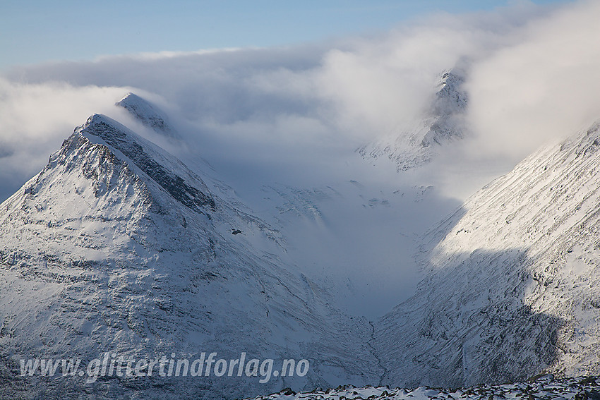 Fra Dumhøplatået mot Skagsnebb (2003 moh), Bakarste Skagsnebb (2093 moh delvis i tåke), Hurrbrean og Veslfjelltinden (2157 moh, for en stor del i tåke).