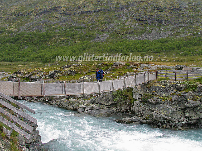 På vei over Leira på hengebro like nedenfor Geitsætre i Leirdalen. Vi er på tur til Skagsnebbene.