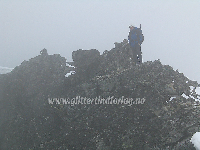 På toppen av Bakarste Skagsnebb (2093 moh) uten spesielt mye utsikt.