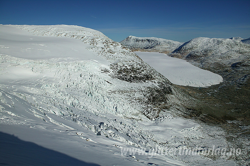 Fra Steineggi mot et på kartet navnløst brefall sørøst for Steinkollen. Til høyre i bakgrunnen ses fronten på Fortundalsbreen og Tundradalskyrkja (1970 moh).