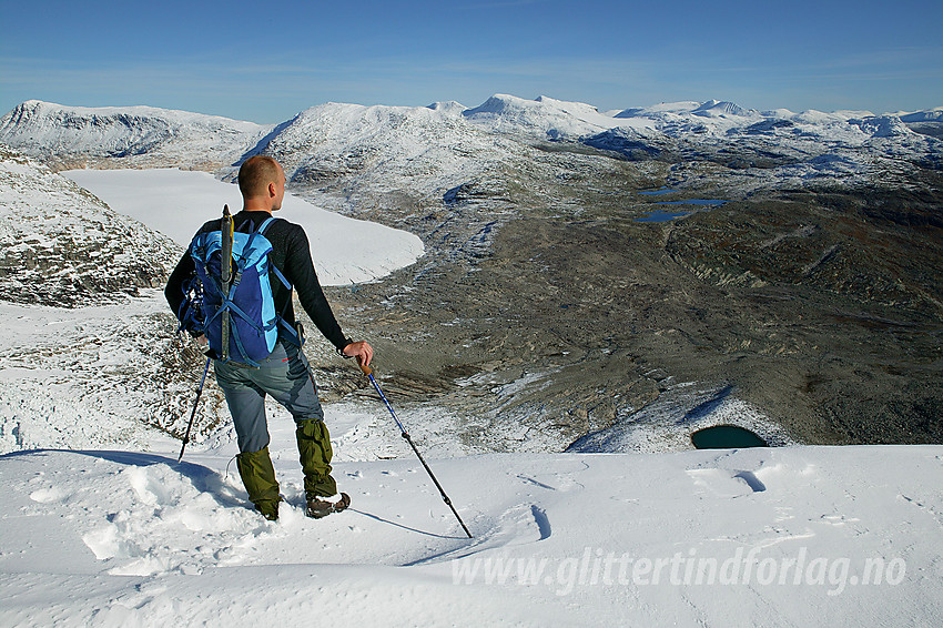 På Steineggi en strålende høstdag med utsikt i øst-nordøstlig retning mot Fortundalsbreen, Tundradalskyrkja og videre til Holåtinder og Hestbreapigger.