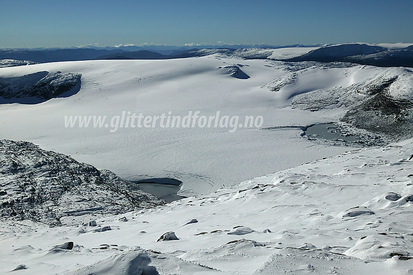 Fra Steineggi mot en del av Harbardsbreen. På en måte virker breen ganske tynn. På bildet ses dessuten to små isvann. Disse er med på nyeste kart, men var tidligere ikke med.