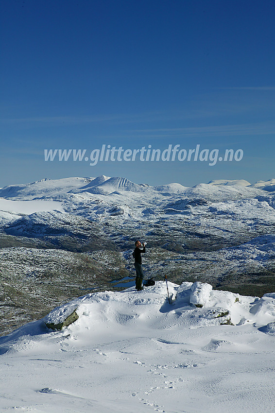 Drikkepause på Steineggi under en tur til Tverrådalskyrkja fra Nørdstedalen. I bakgrunnen ses Hestbreapiggane med Vestraste (2078 moh) fremst.