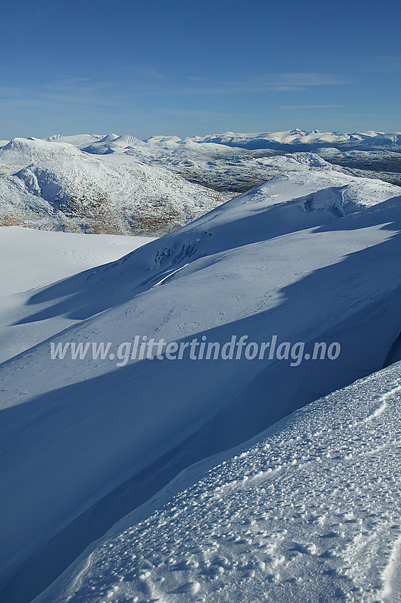 Utsikt i øst-sørøstlig retning fra Steinkollen (2018 moh) mot Holåtinder, Hestbreapigger og videre til Jotunheimen.