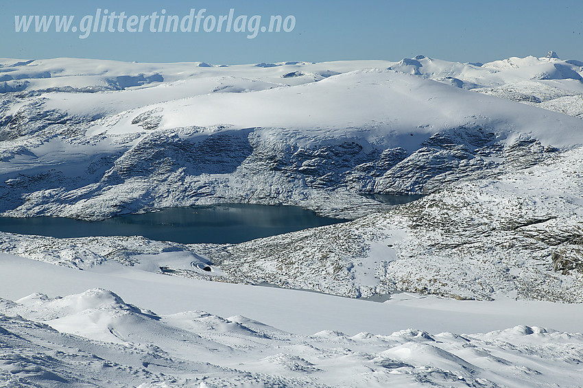 Utsikt i vestlig retning fra Steinkollen (2018 moh) mot Isvatnet og Rivenoskulen (1943 moh) og videre til Jostedalsbreen med Brenibba (2017 moh) og Lodalskåpa (2082 moh).