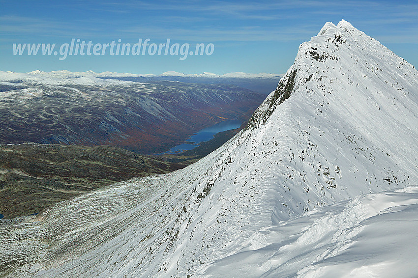 Tverrådalskyrkja (2088 moh) sett fra Sørtoppen (2034 moh). I bakgrunnen bl.a. Liavatnet og jordene ved Sota Sæter (for dem som ser godt etter).