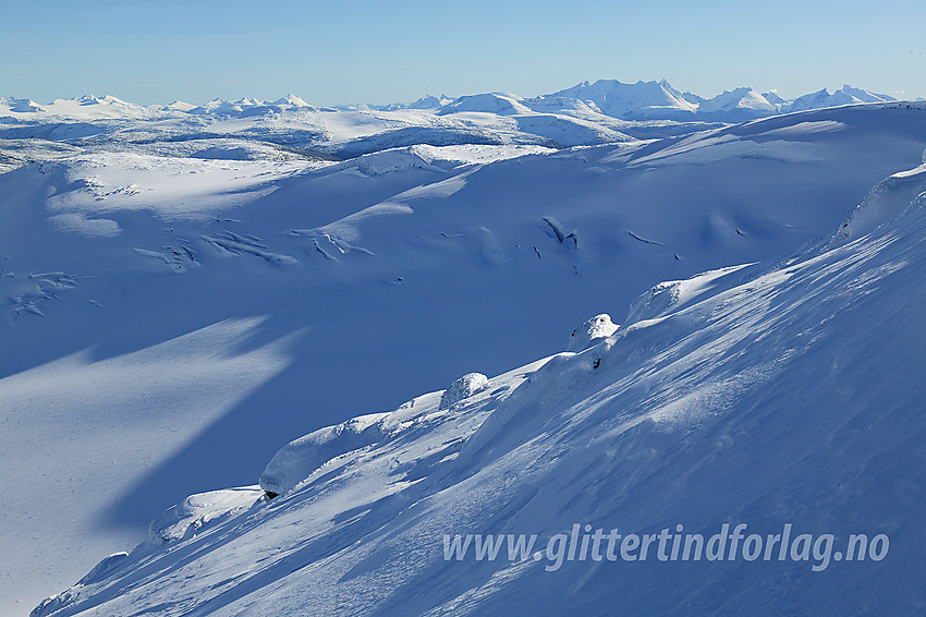 Utsikt fra Sørtoppen på Tverrådalskyrkja i sør-sørøstlig retning mot Fortundalsbreen og videre via Liabrekulen til Jotunheimen med Hurrungane som blikkfang til høyre.