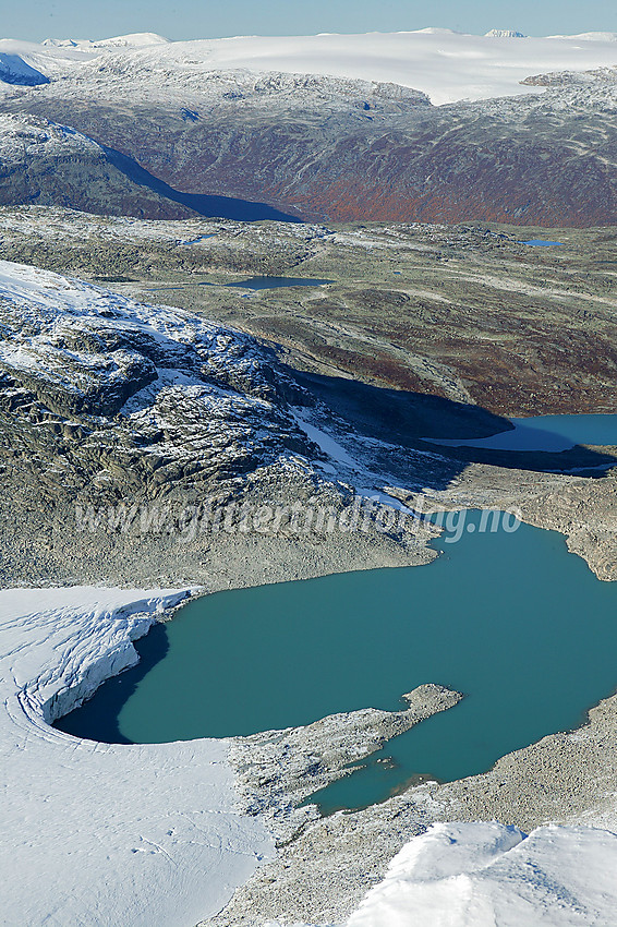 Fra Søre Tverrådalskyrkja nordvestover mot fronten på Austre Kollebreen og videre i retning Mysubuttdalen og Sekkebreen.