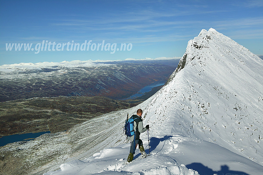 På vei fra Søre Tverrådalskyrkja (2034 moh) mot Tverrådalskyrkja (2088 moh).  Ca. midtveis opp på ryggen er det et punkt som fremstår som litt brattere. Her var det et opptak som bød på litt klyving og søking med isøksa, ellers var ryggen til Tverrådalskyrkja veldig grei.