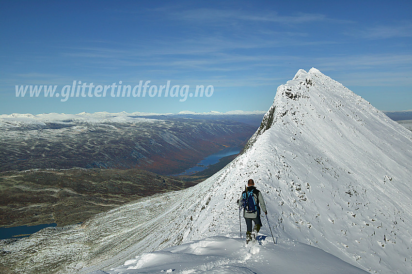 På vei fra Søre Tverrådalskyrkja (2034 moh) mot Tverrådalskyrkja (2088 moh).  Ca. midtveis opp på ryggen er det et punkt som fremstår som litt brattere. Her var det et opptak som bød på litt klyving og søking med isøksa, ellers var ryggen til Tverrådalskyrkja veldig grei.