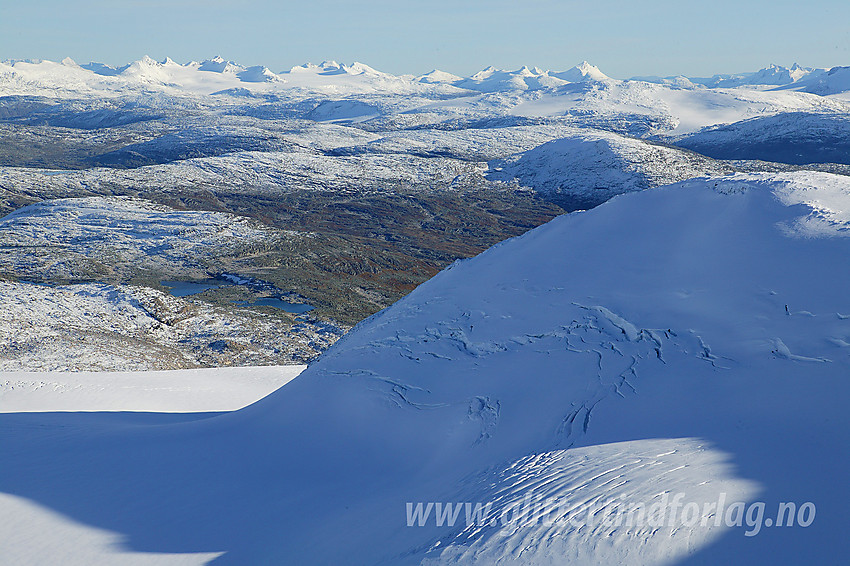 Utsikt i sørøstlig retning fra Tverrådalskyrkja via Fortundalsbreen helt til Jotunheimen med Smørstabbtindane sentralt.