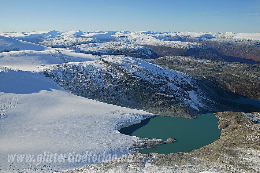 Utsikt i vestlig retning fra ryggen like sør for Tverrådalskyrkja. I forgrunnen ses fronten på Austre Kollebreen som har trekt seg mye tilbake.