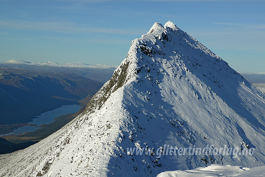 Tverrådalskyrkja (2088 moh) tar seg flott ut fra Søre Tverrådalskyrkja (2034 moh).