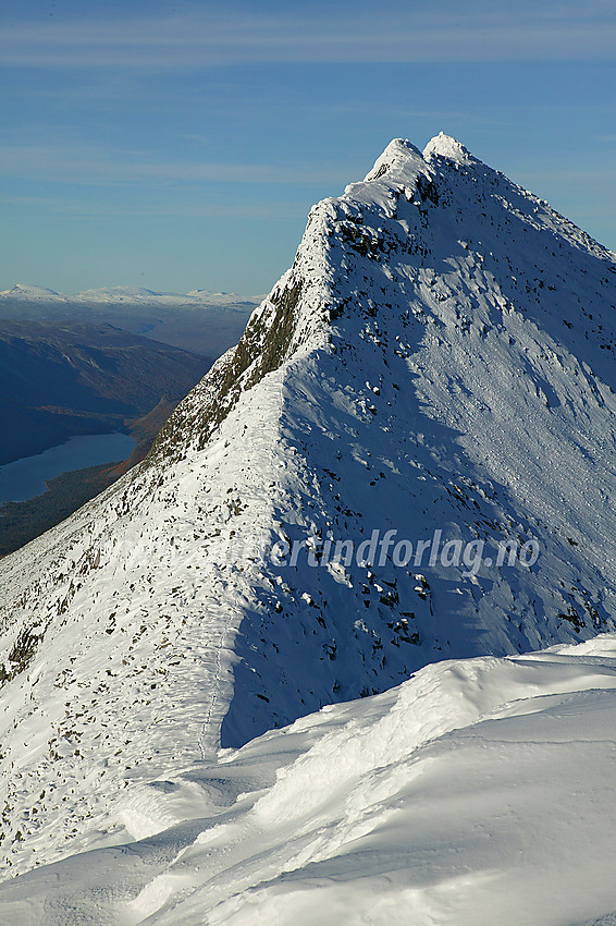 Tverrådalskyrkja (2088 moh) tar seg flott ut fra Søre Tverrådalskyrkja (2034 moh).