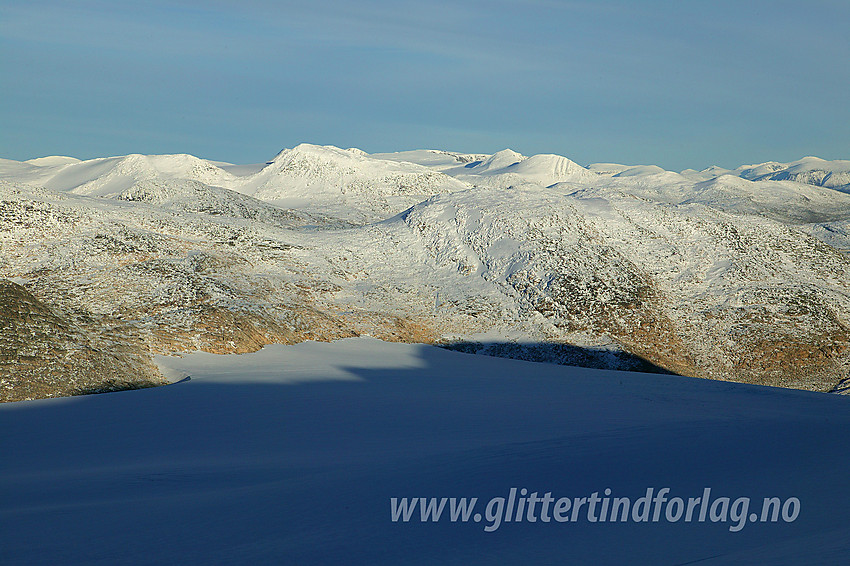 Utsikt i øst-nordøstlig retning fra Steinkollen mot Fortundalsbreen og videre mot Vestre Holåtinden (2039 moh).