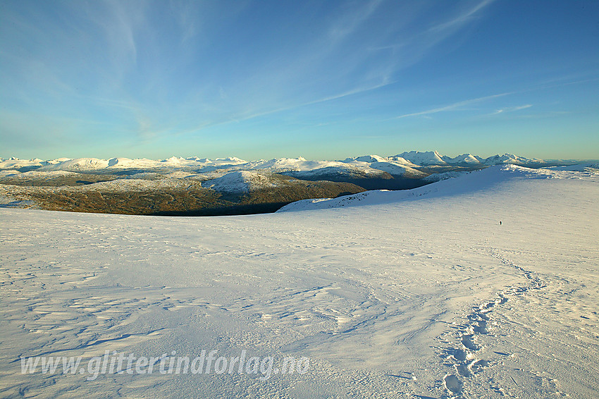 På vei over breflata som forbinder Steinkollen og Steineggi. I bakgrunnen ses Jotunheimen.