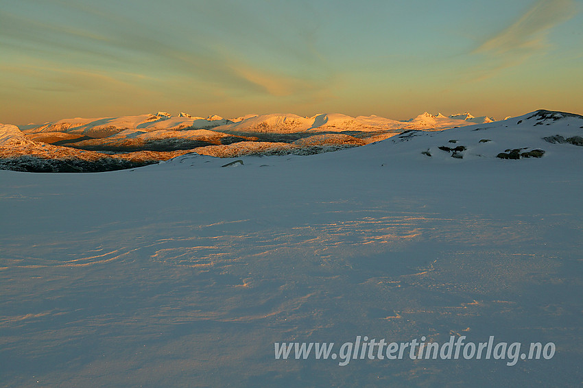 Glødende solnedgang over Jotunheimen sett fra Steineggi sør for Tverrådalskyrkja.