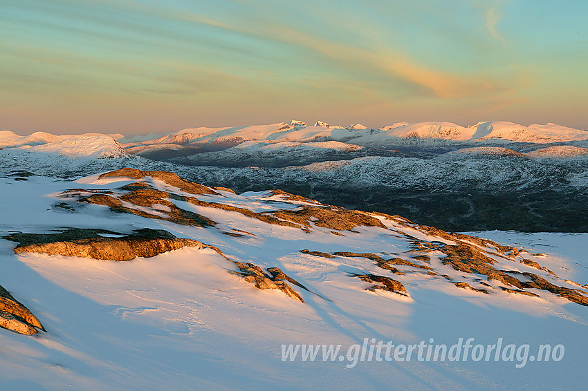 Glødende solnedgang over Jotunheimen sett fra Steineggi sør for Tverrådalskyrkja.