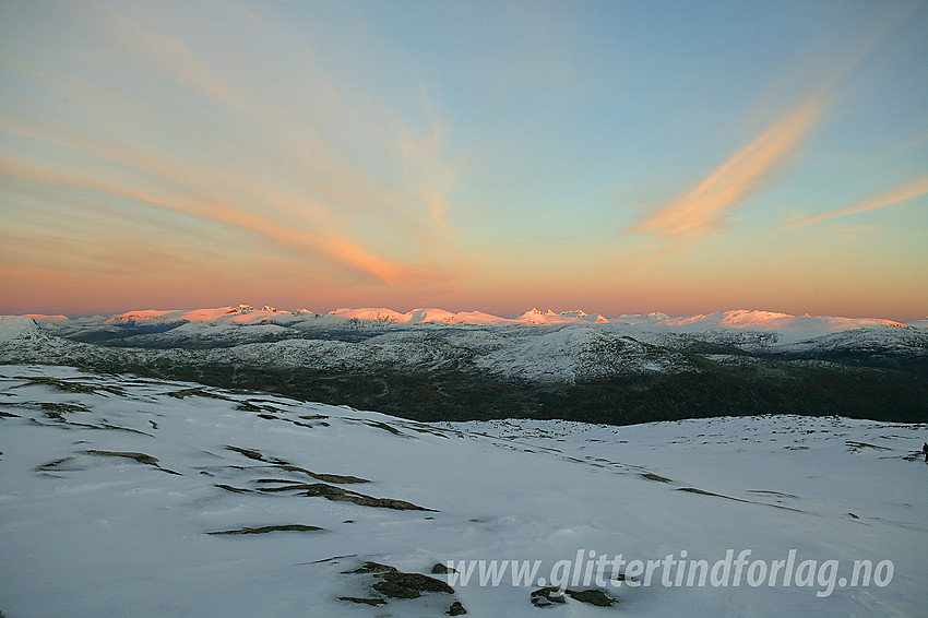 Solnedgang over Jotunheimen sett fra Steineggi (ryggen sørover fra Tverrådalskyrkja på vestsiden av Nørdstedalen).