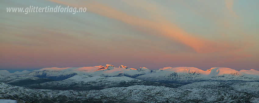 Siste glør dør ut over Jotunheimen. Her sett fra Steineggi vest for Nørdstedalen.