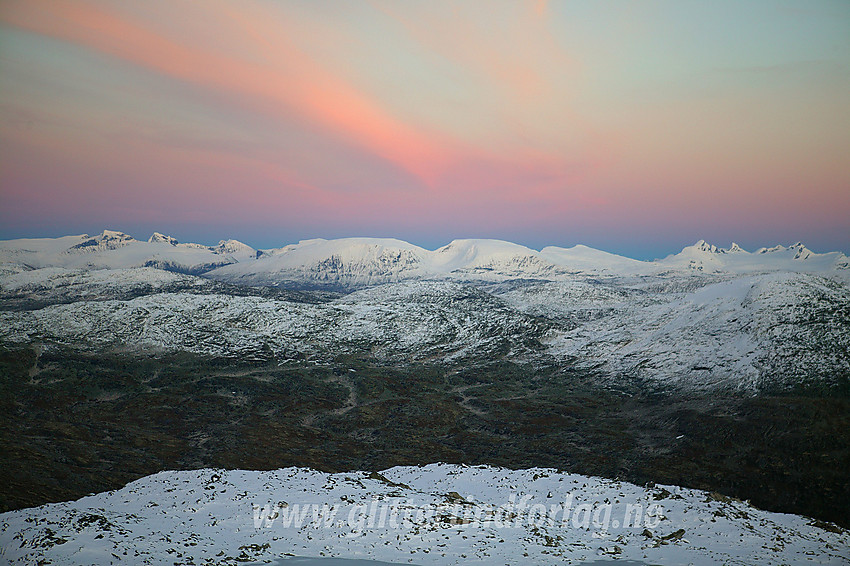 Stemningsfullt også etter solnedgang: Her fra Steineggi sørøstover mot Jotunheimen.