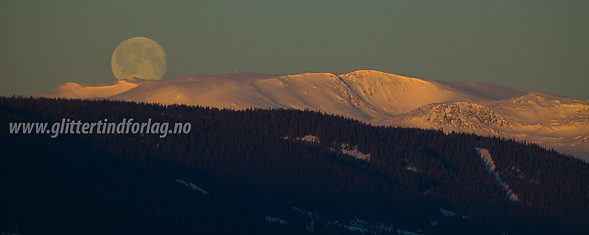 Fullmåne over Vennisfjell sett fra Skrautvål.