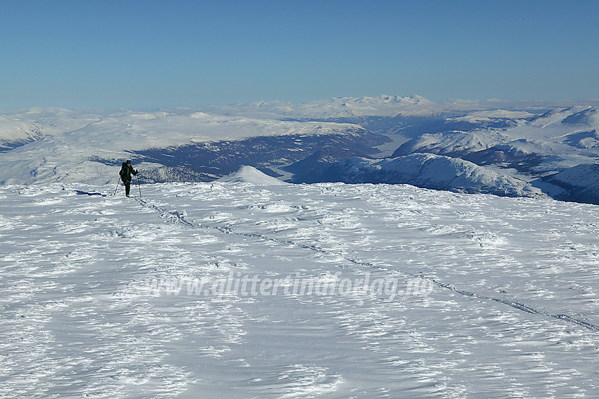 På ski på topplatået på Storivilen (2068 moh) med utsikt i øst-nordøstlig retning mot Vågåvatnet og Rondane.