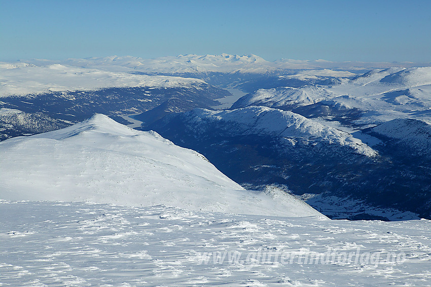 Utsikt fra Storivilen (2068 moh) i øst-nordøstlig retning mot Eggjapiken, Vågåvatnet og helt til Rondane - for å nevne noe.