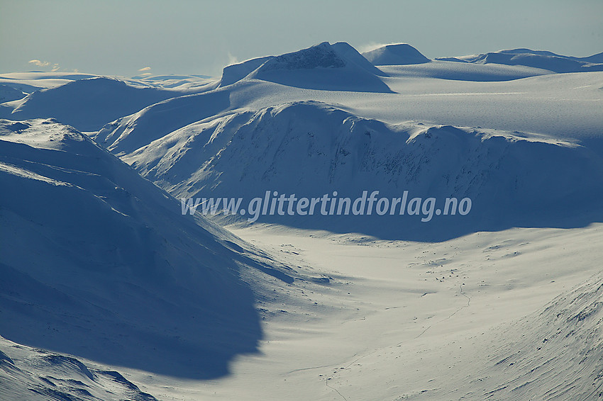 Fra oppunder Moldulhøe i vestlig regning mot Lundadalen, Holåbrean og Holåtindane (Austre 2043 moh fremst).