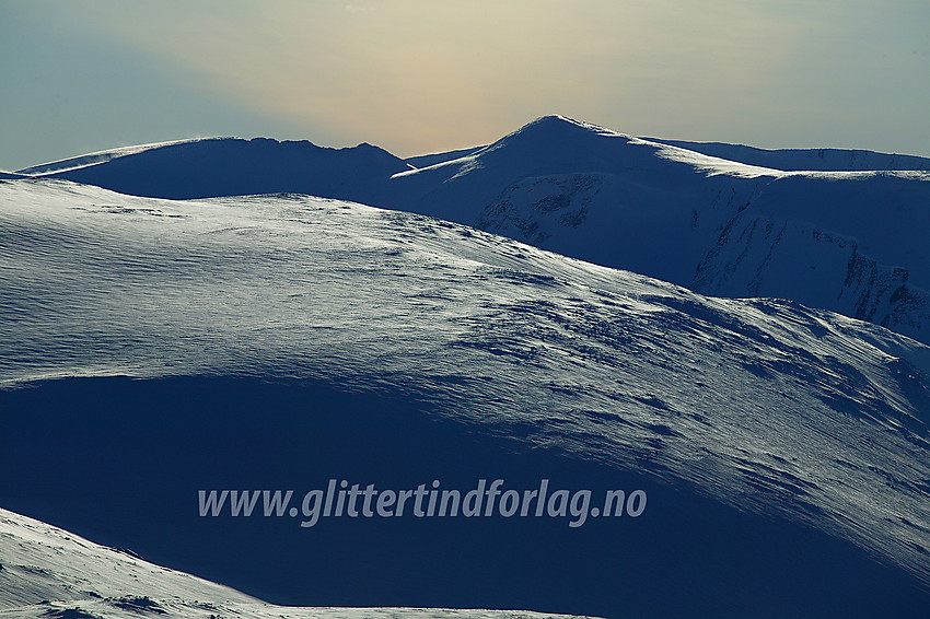 Fra oppunder Moldulhøe mot Midtre (2160 moh) og Store (2172 moh) Hestbreapiggen. Mellom disse går en kvass rygg som man kan se konturene av.