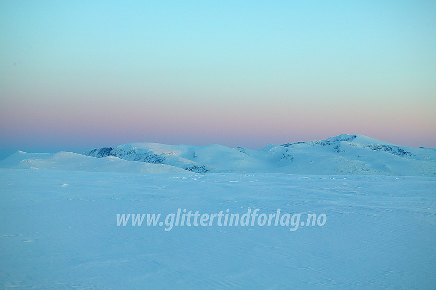 Skumringstimen over Jotunheimen med Glittertinden til høyre. Bildet er tatt fra Lomseggje, like sør for Moldulhøe.