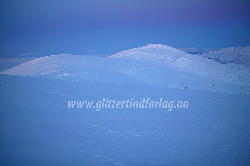 Storivilen (2068 moh) i blåtimen sett fra vest-sørvest.