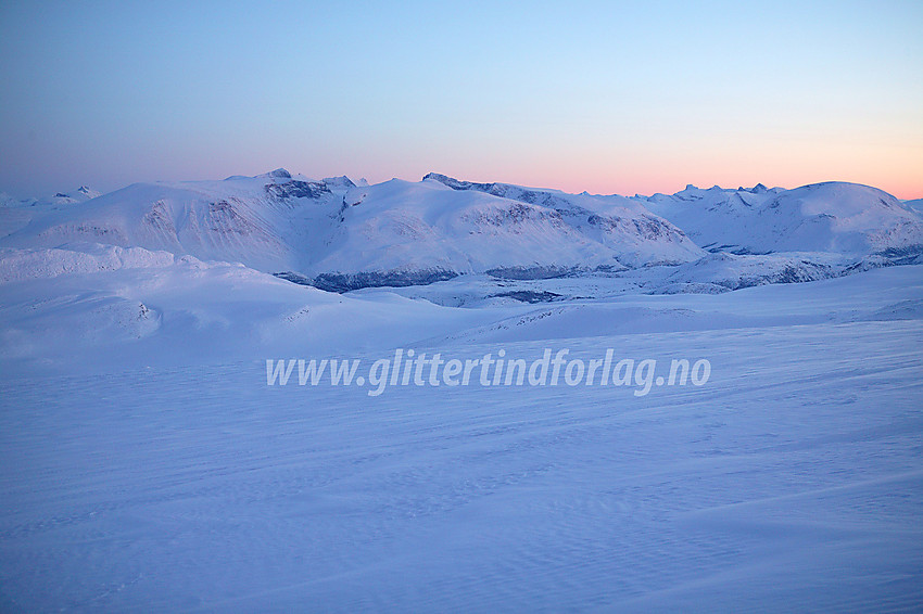 Jotunheimen i blåtimen sett fra flanken oppunder Moldulhøe. Til venstre Galdhøe med Galdhøpiggen og til høyre bl.a. Leirdalen og Loftet.