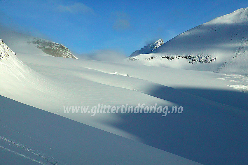 Morgenstund foran snøhula på Tverråbrean med utsikt mot Skardstinden (2373 moh).