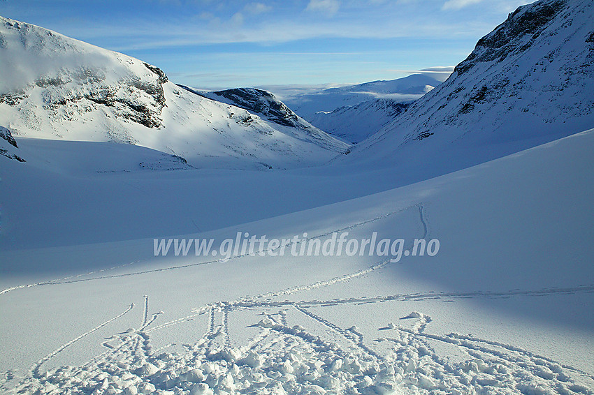 Morgenstund foran snøhula på Tverråbrean med utsikt nedover Tverrådalen mot Visdalen, med Glittertinden som troner bakerst til høyre.