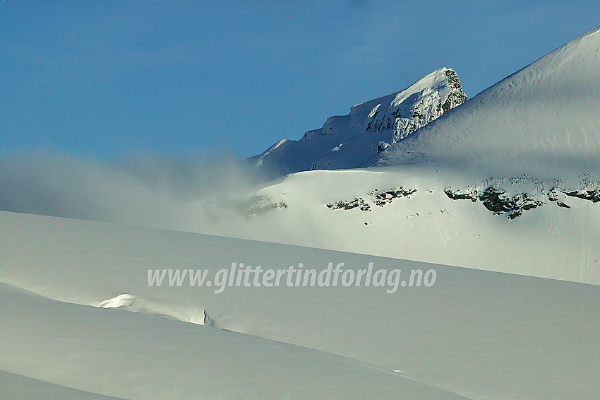 Morgenstund på Tverråbrean innunder Nørdre Bukkeholstinden med utsikt gjennom telelinsa mot Skardstinden (2373 moh).