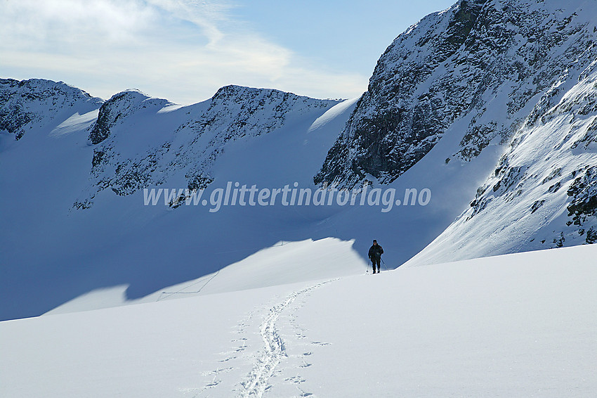 Fra Tverråbrean mot fjellryggen fra Styggehøe mot Nørdre Bukkeholstinden. De to kulene på ryggen er Styggehøe V1 (2011 moh, til venstre) og V2 (2003 moh). 