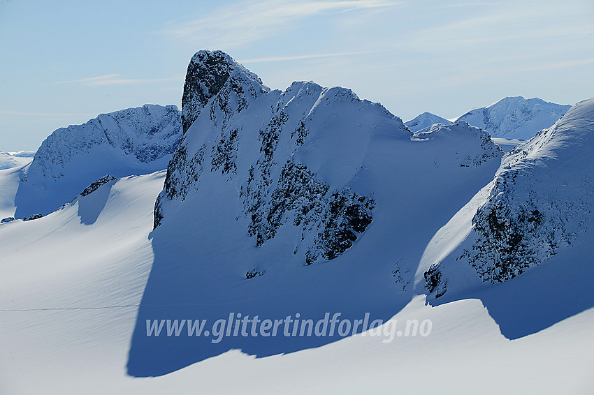 Fra Nørdre Bukkeholstinden (2149 moh) gjennom telelinsa mot Store Bukkeholstinden (2213 moh).