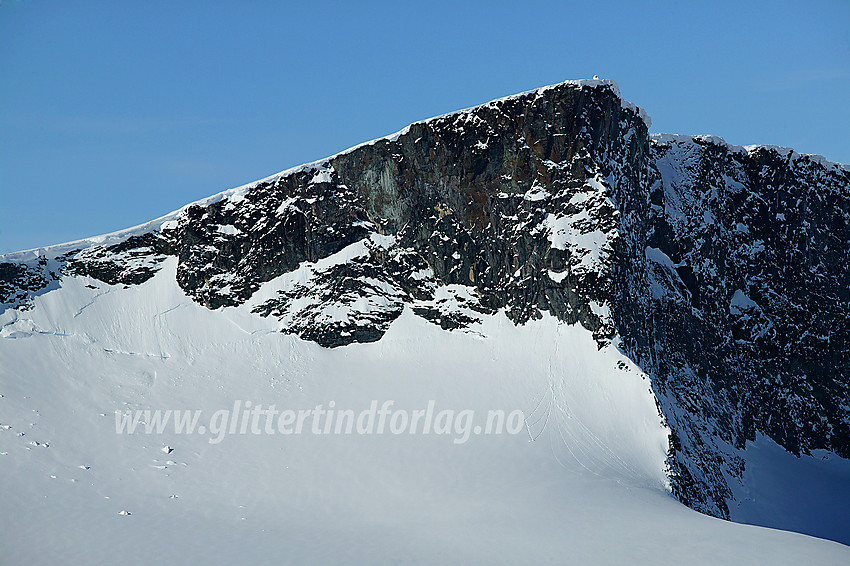 Fra Nørdre Bukkeholstinden (2149 moh) gjennom telelinsa mot Bukkehøe (2314 moh).