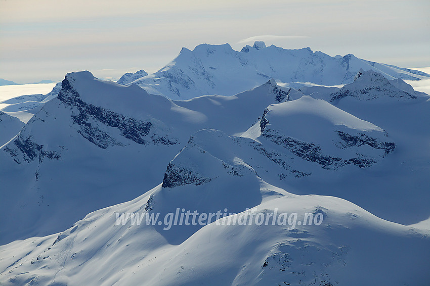 Utsikt fra Bukkehøe (2314 moh) sørvestover mot bla.a. Geite (2002 moh), Storebjørn (2222 moh), Veslebjørn (2150 moh) og Sokse (2189 moh) med Hurrungane i bakgrunnen.