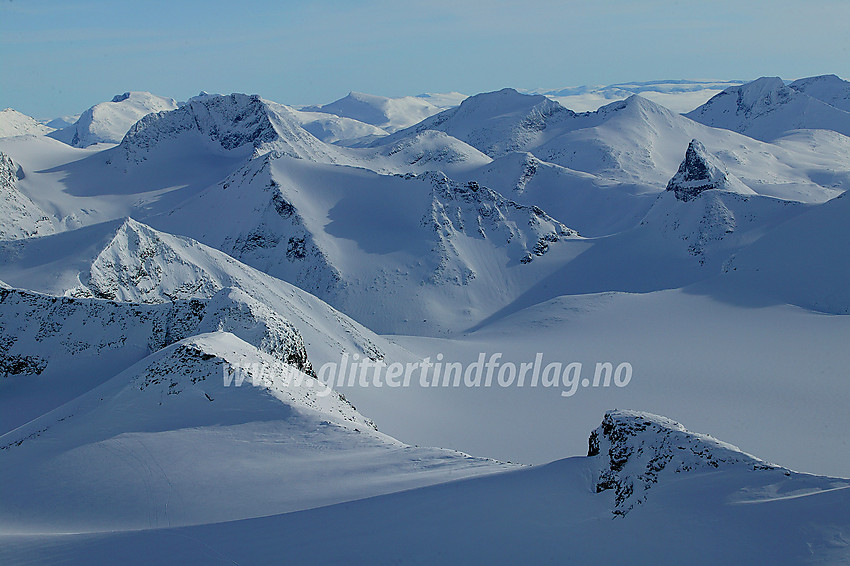 Utsikt fra Bukkehøe (2314 moh) sørover mot Tverrbytthornet midt imot. I forgrunnen ligger (f.h.t.v.) Bukkeholstinden V4, V3, V2 og Midtre Vest. Bak Tverrbotthornet til høyre stikker Kyrkja opp, med Langvasshøe og Visbreatinden videre mot venstre. Bak Kyrkja igjen ses Skarddalstinden og -eggje.