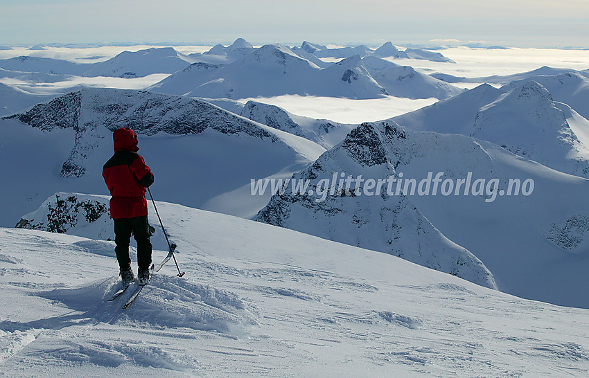 Utsikt fra Bukkehøe (2314 moh) sørvestover mot Store (2157 moh) og Vestre Rauddalstinden (2059 moh), som hever seg over tåkehavet. Fremst til høyre stikker Vestre Tverrbottinden (2113 moh) med sine to toppunkt opp, med Store Tverrbottinden (2161 moh) til venstre.