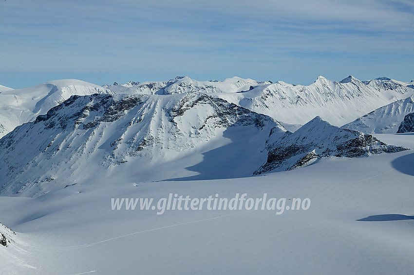 Utsikt fra Bukkehøe (2314 moh) mot Nørdre Bukkeholstinden (til høyre) og Styggehøe. I bagrunnen til høyre stikker Hellstugutindane opp.