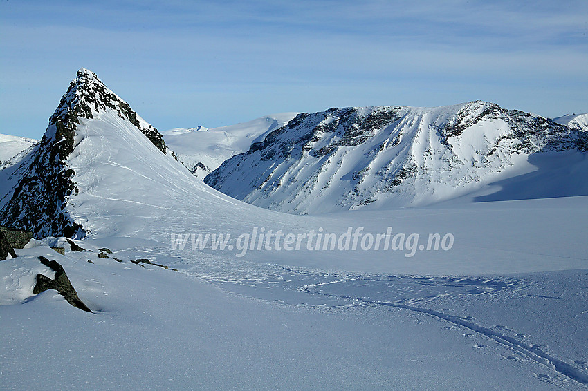 Lindbergtinden (2120 moh, til venstre) og Styggehøe (2213 moh) ligger på hver sin side av Tverråbrean.