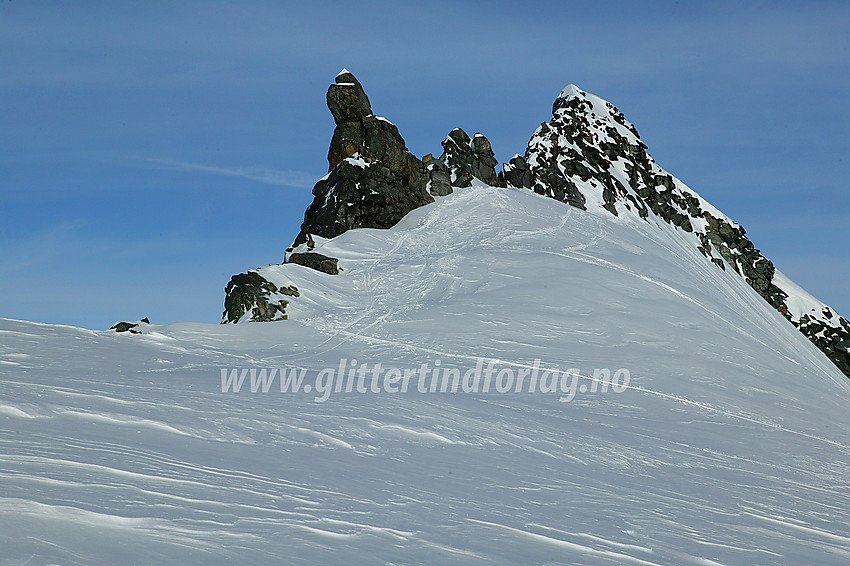 På Tverråbrean oppunder vestsiden av Lindbergtinden (2120 moh).