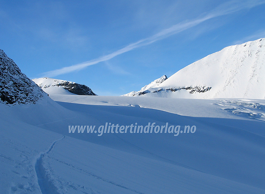 Øverst på Tverråbrean, innunder Nørdre Bukkeholstinden, med utsikt nord- til nordvestover. Skardstinden (2373 moh) stikker så vidt opp bak sørvestryggen til Store Tverråtinden.